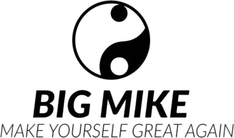 Czarno-białe logo firmy. Na górze znajduje się symbol Yin i Yang, pod nim duży, pogrubiony napis "BIG MIKE", a na samym dole cieńszym drukiem hasło "MAKE YOURSELF GREAT AGAIN".